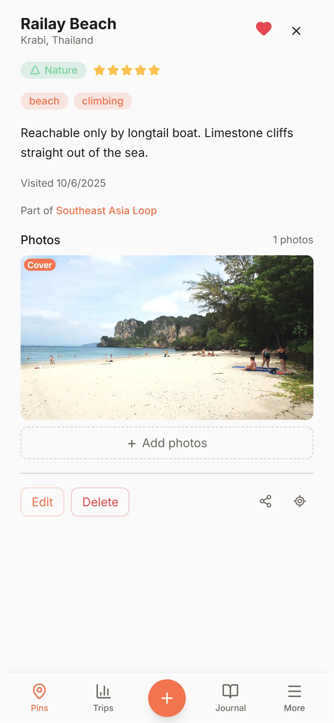 Ajout du pin Railay Beach dans Wandria — bateaux longtail sous des falaises calcaires, avec photos et une note 5 étoiles.